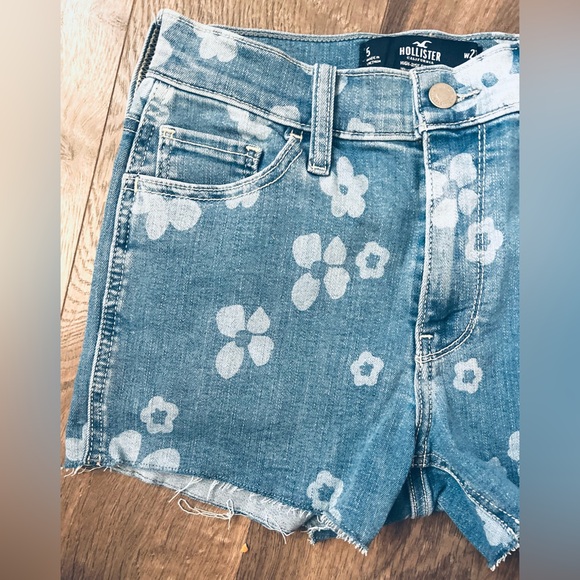 Hollister Blue Floral High Waist Jean Shorts - Picture 2 of 5